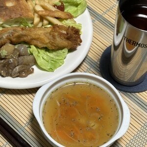 刻み人参のコンソメバジル風味スープ